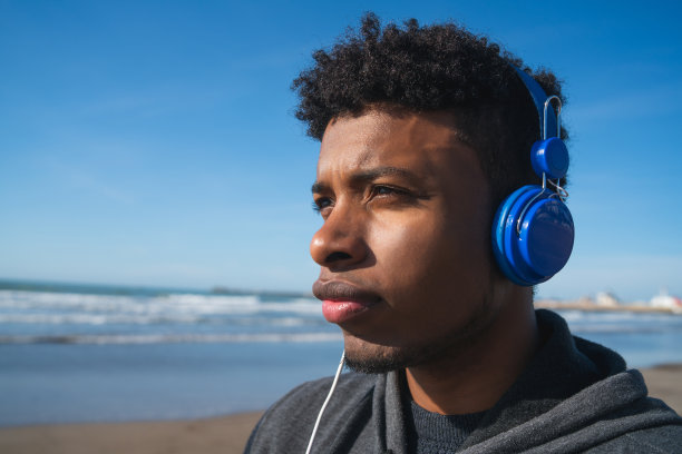 运动员在听音乐。图片下载