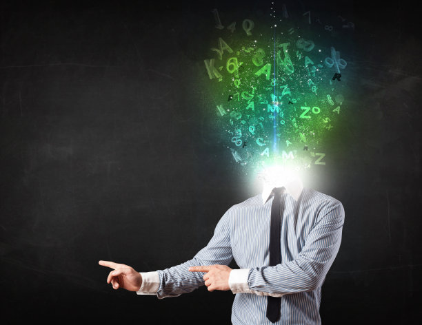 头上有发光的抽象字母的商人图片下载