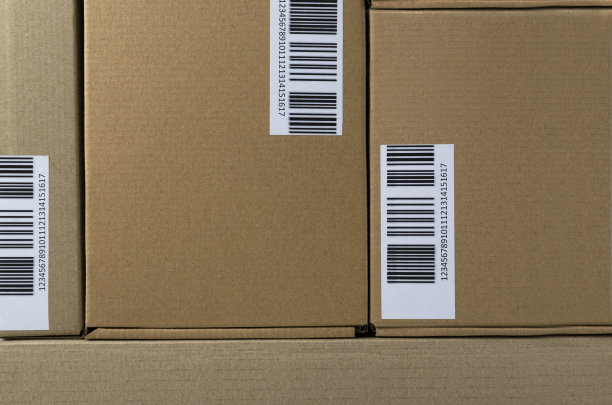 上面有条形码的盒子。特写包裹准备交付图片下载