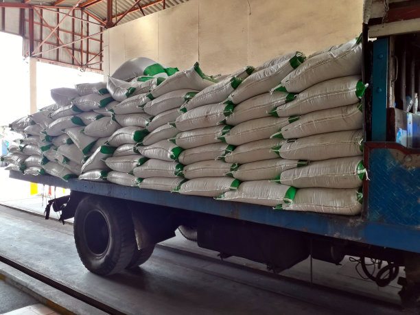 十轮卡车和化肥图片下载