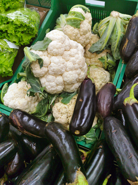 花椰菜和茄子在柜台上图片下载