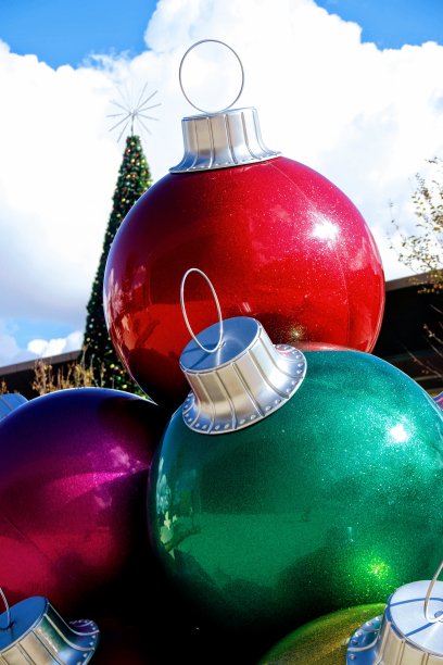 闪闪发光的圣诞装饰品图片下载