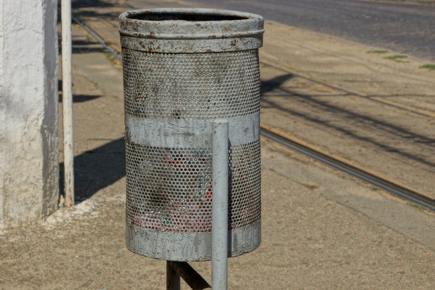 外面站着一个灰色肮脏的金属瓮图片下载