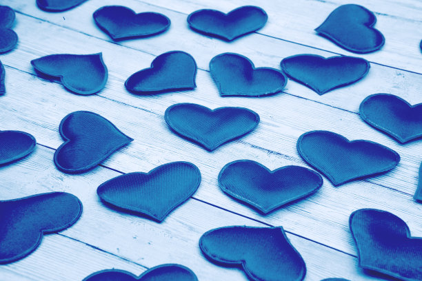 许多小红心木制背景，调成2020年流行经典的蓝色图片下载
