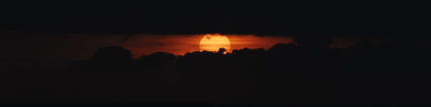 乌云里的金色太阳图片下载