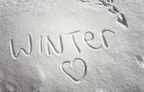 心的象征和写在雪中的冬天图片下载