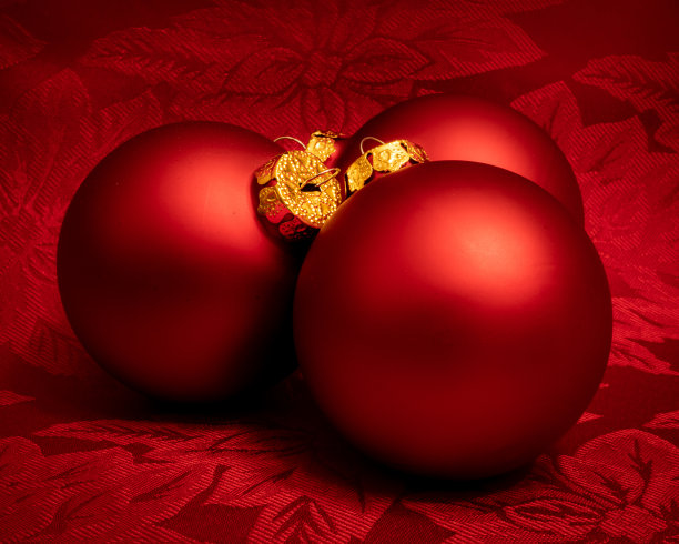 红布上的圆形红色装饰品图片下载