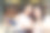 两名女性在户外咖啡厅自拍时对着智能手机摄像头微笑的照片图片下载