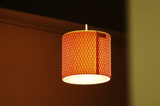 在现代设计的房间里，天花板上的房间灯。图片下载