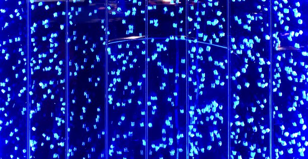 在玻璃罐中移动的水泡图片下载