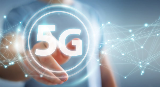 商务人士使用5G网络界面素材图片