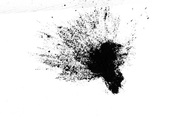 黑色的沙子孤立在白色的沙子上图片下载