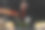 厨师把圣女果和沙拉一起倒进碗里。沙拉、有机食材及产品。素食和美味的食物。食品广告照片，以黑色为背景图片下载