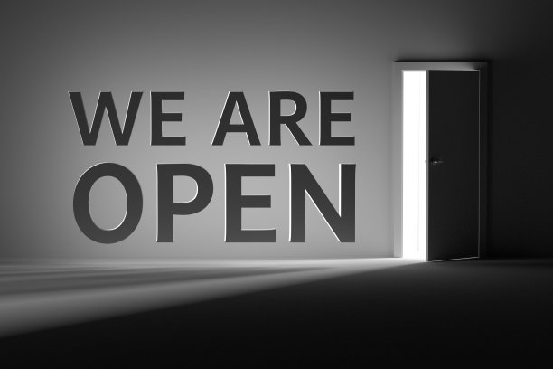 在黑暗的房间里，我们的门被打开了图片下载