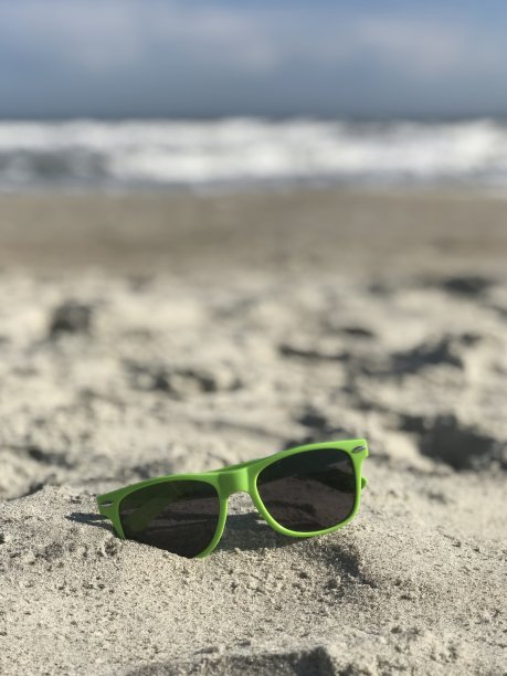 沙滩上的绿色太阳镜图片下载