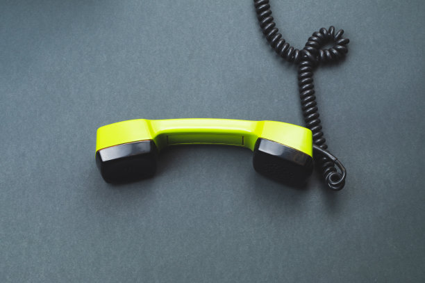 老式绿色电话听筒。电话接收器在彩色背景上隔离。旧的通信技术图片下载