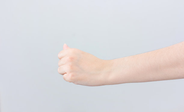 亚洲美女手牵手行动孤立在灰色背景图片下载