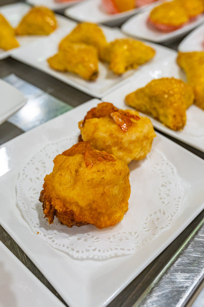 香港炸虾球和饺子的特写照片图片下载