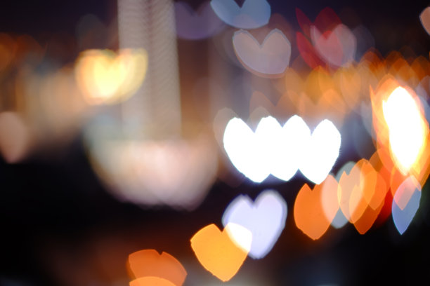 抽象模糊了心的散景灯光背景，色彩模糊了城市的夜光图片下载