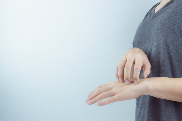 近男子抓挠他的手与过敏皮疹的手在白色的背景。保健、皮肤问题和医学概念。图片下载