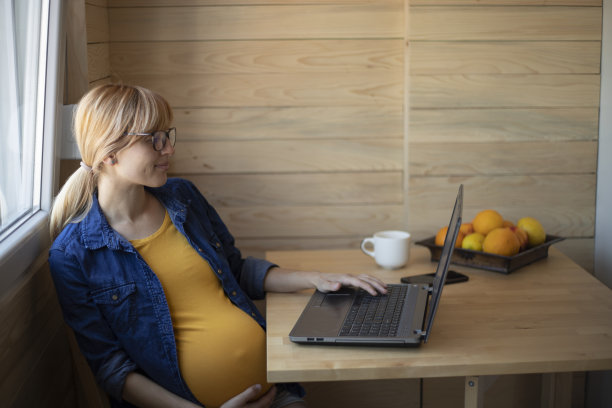 她怀孕的闲暇时光图片下载