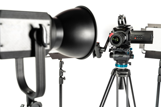 工作室照明和影院摄像机设置在白色背景图片下载