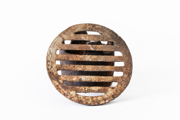 生锈的铁质地漏，靠近旧的金属格栅图片下载