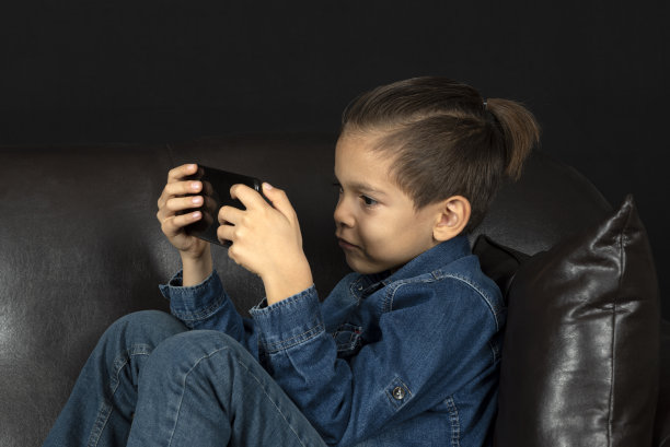 男孩玩电子设备图片下载