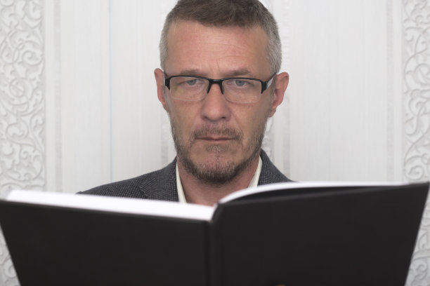 一个戴着眼镜读书的书呆子图片下载