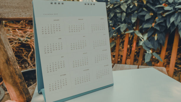 用暗色调模糊的旧日历。图片下载