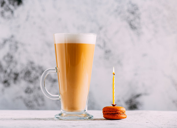 生日庆祝咖啡拿铁和马卡龙图片下载