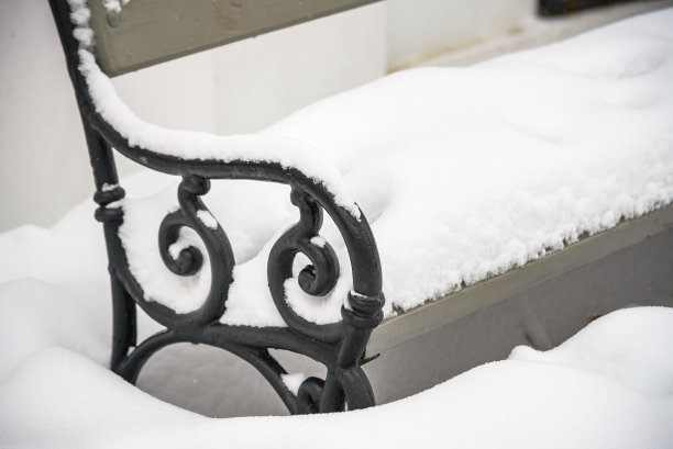 一场大雪过后，公园里的长凳上覆盖着一层厚厚的雪图片下载
