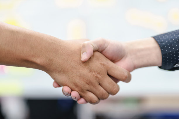 商务人士握手。商业伙伴会议概念。商人形象握手。图片下载