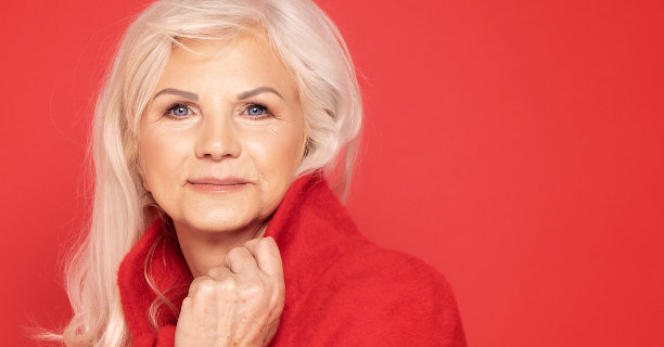 穿着红色时髦衣服的老妇人。图片下载