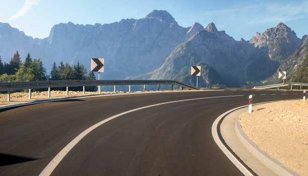 山间蜿蜒的柏油路图片下载