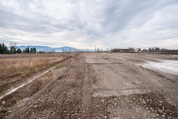 一条土路通向建筑工地图片下载