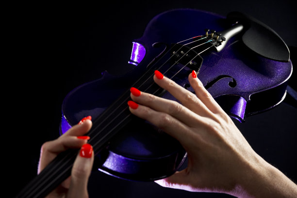 鲜红的指甲和紫色的小提琴图片下载