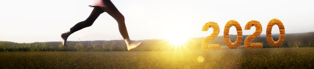 一个女人在2020年跳跃的剪影图片下载