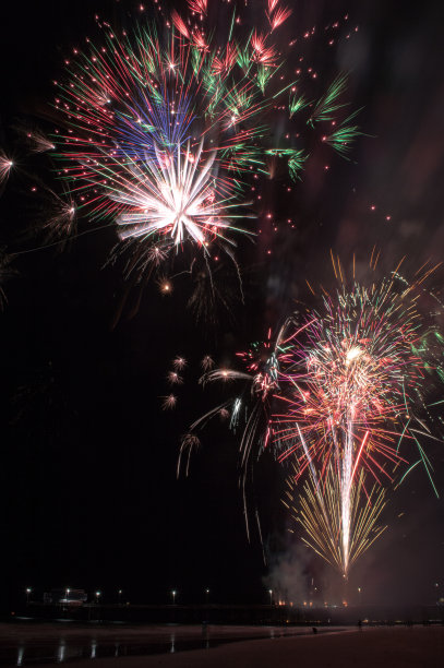 节日期间，新港海滩上的烟花表演图片下载