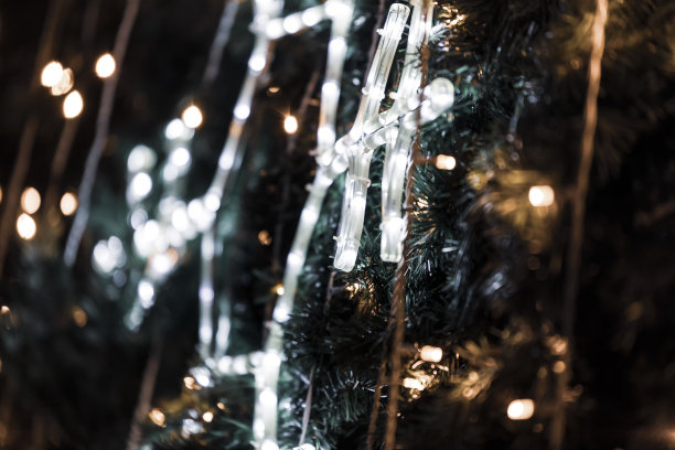 圣诞节圣诞树上发光的雪花图片下载