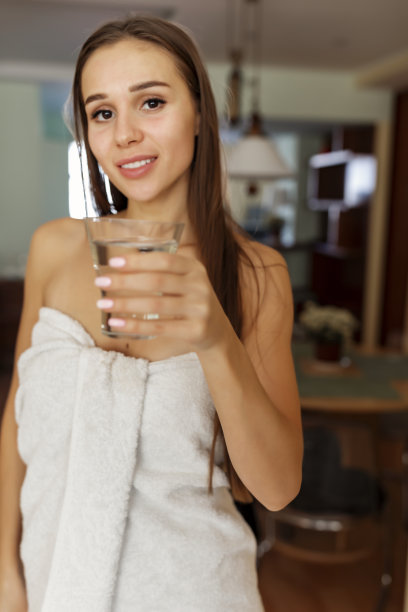 拿着一杯水的女人图片下载