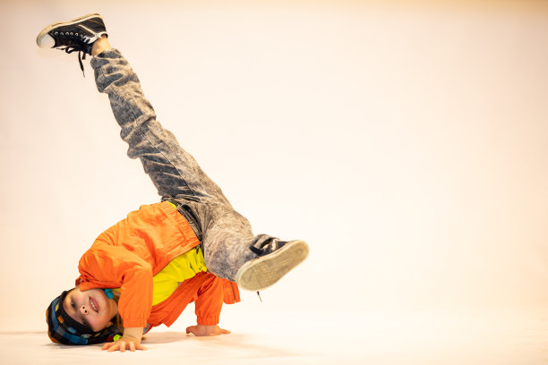 跳霹雳舞的孩子图片下载