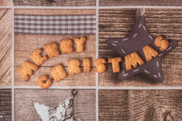 由可食用字母组成的贺词图片下载