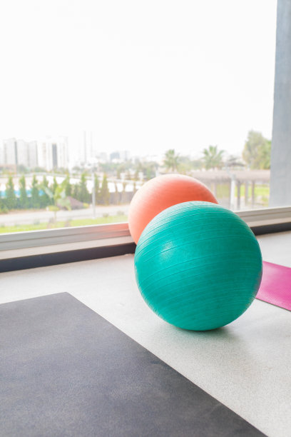 色彩缤纷的普拉提球和运动器材室内概念图像背景。健身房室内。图片下载