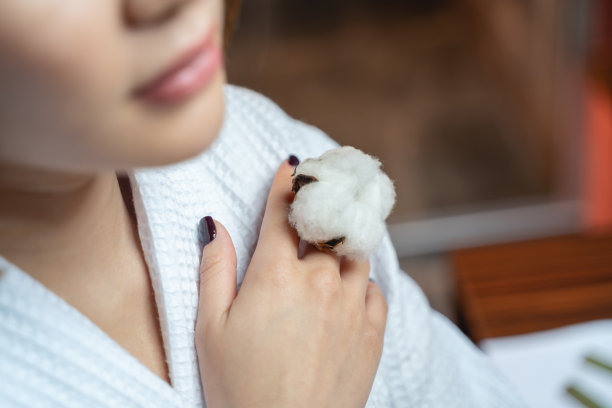 裁剪照片的亚洲女孩看相机后美容程序图片下载