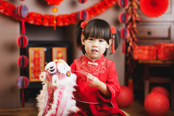 中国女婴穿着传统服装庆祝中国新年图片下载