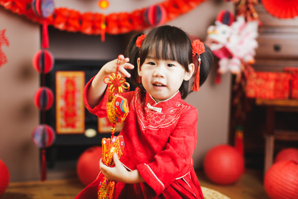 中国女婴穿着传统服装庆祝中国新年图片下载
