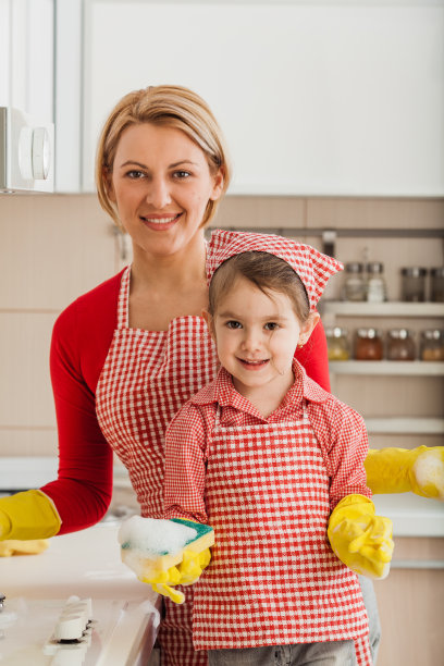 母亲和女儿一起打扫卫生图片下载