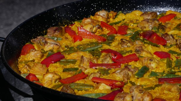 在巴伦西亚户外做海鲜饭图片下载