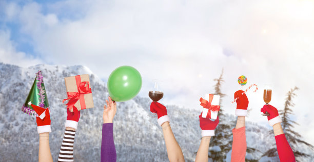 在年会上举起手，拿着礼物图片下载